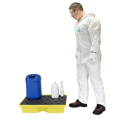 a man who stands near medium size spill tray with grid