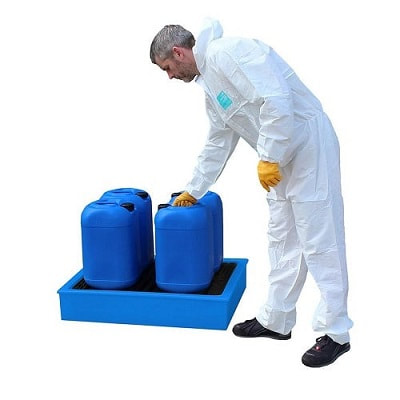 a man keeps the container in poly can tray with grid